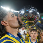 Señor 10 este muchacho.